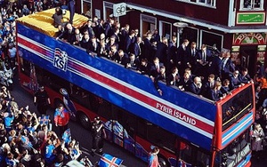 Hàng ngàn người đổ ra đường ăn mừng cùng đội tuyển Iceland